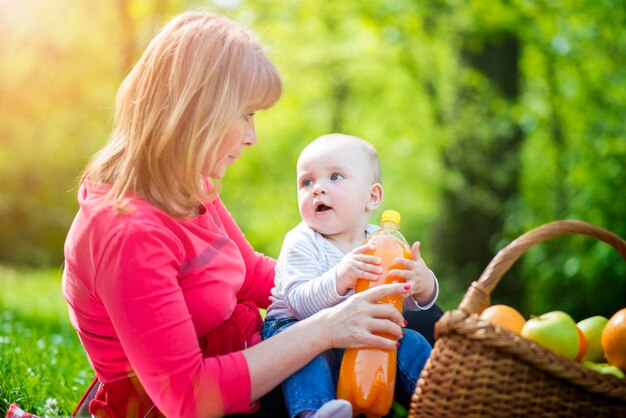 Momenti divertenti con mamma e bambino