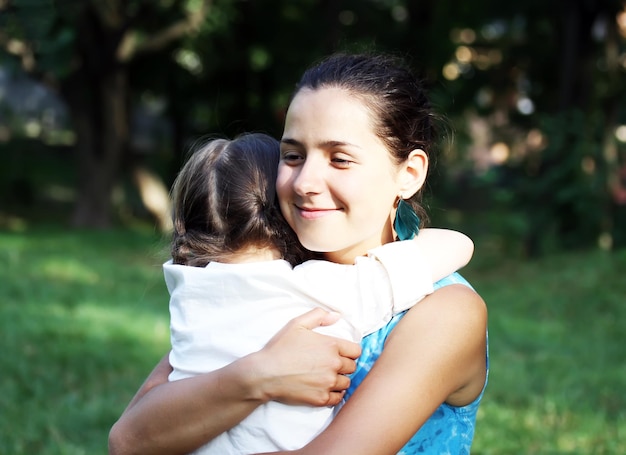 Momenti felici in famiglia - Madre e figlio si divertono.