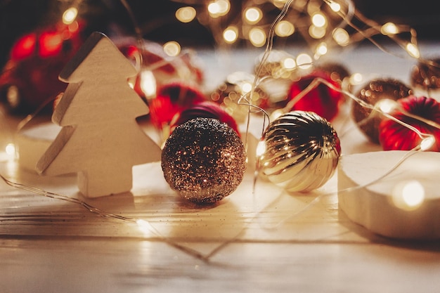 Momenti magici di Natale luci calde e semplici ornamenti e alberi di Natale su legno bianco nello spazio luminoso per il testo saluti stagionali buone vacanze di Natale regalo di Natale celebrazione delle vacanze
