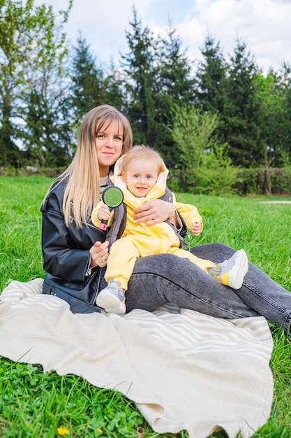 Momento amoroso di madre e figlio nel parco