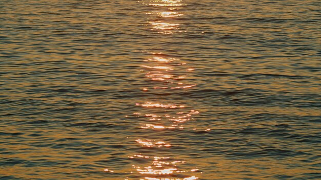Momento magico in mare meditazione oceano e cielo sullo sfondo bellissimo tramonto sul mare slow motion
