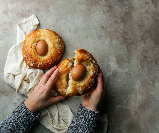 Mona de pasqua, pasticceria spagnola tipica con l'uovo per pasqua