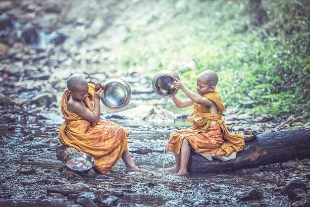 Monaci buddisti dei bambini in Tailandia