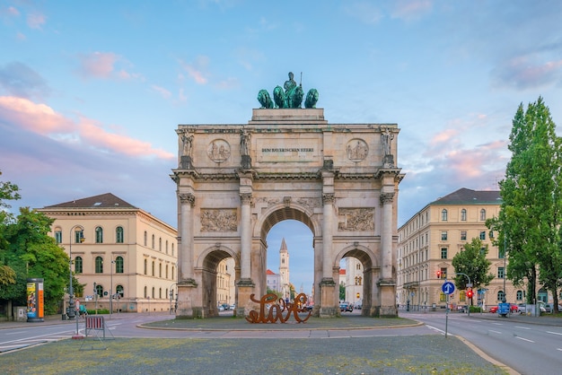 Monaco di Baviera, Germania - 11 agosto 2018: Arco trionfale di Siegestor (Porta della Vittoria) a Monaco di Baviera, Germany