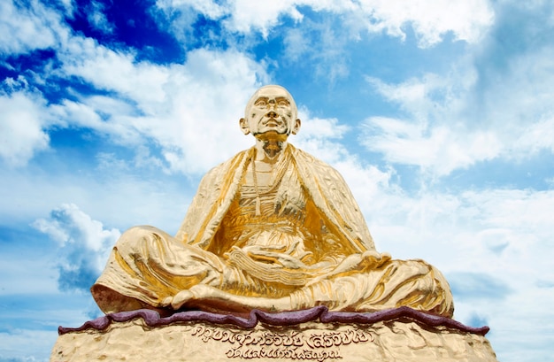 Monaco dorato di buddha, wat sangkeaw Chaingrai Tailandia, Krubaseevichai.