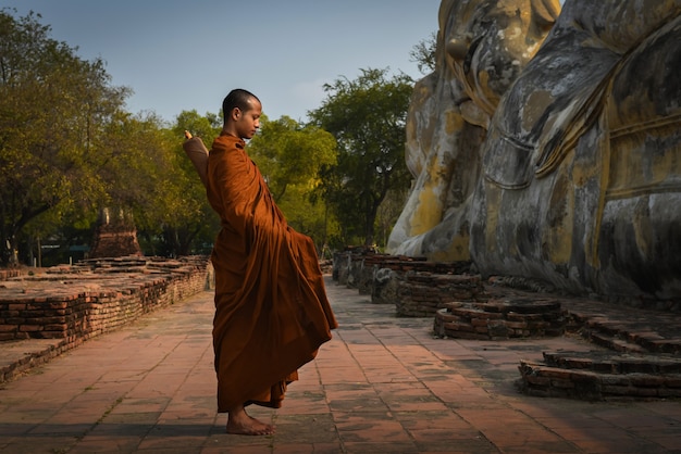Monaco in piedi al tempio di Phra Non, tempio di Lokayasutharam, distretto di Phra Nakhon Si Ayutthaya