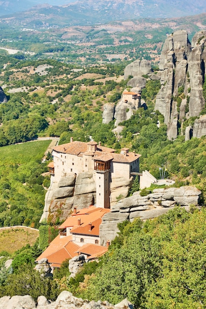 Monasteri di Rousanou e di Agios Nikolaos Anapafsas sulle scogliere di Meteora, Grecia - paesaggio greco