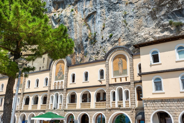 Monastero costruito in una montagna