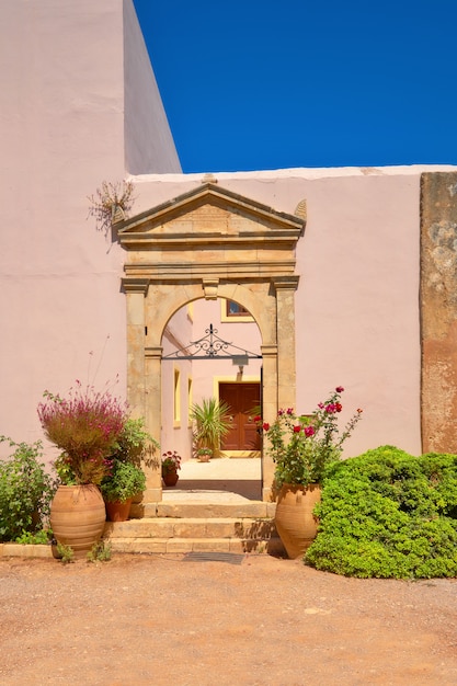 Monastero degli Arcadi a Creta con entrata ad arco