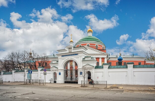 Monastero di Bogoroditsky a Kazan e il cielo azzurro con nuvole