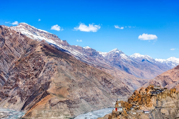 Monastero di Dhankar arroccato su una scogliera in Himalaya India