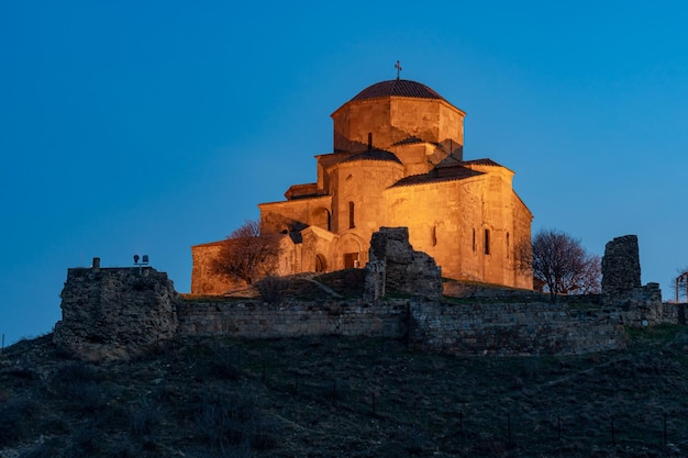 Monastero di Jvari illuminato sulla cima della collina di notte Mtskheta Georgia