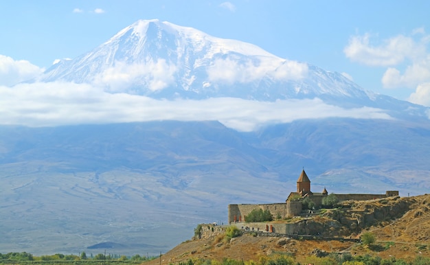 Monastero di Khor Virap con il Monte Ararat sullo sfondo, uno dei siti più visitati in Armenia