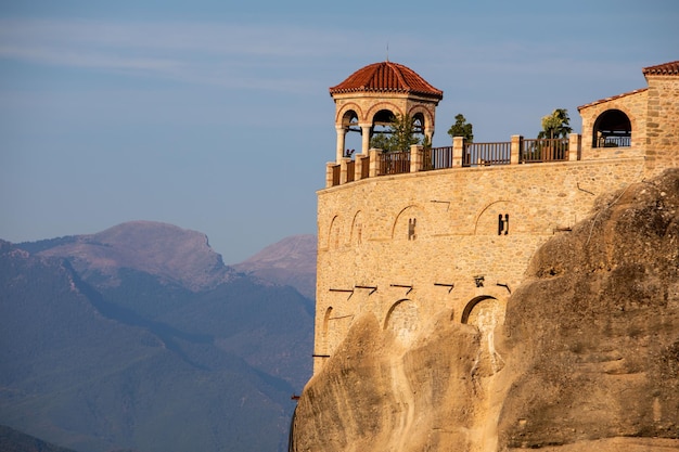 Monastero di meteora punto di riferimento di viaggio sulla cima delle montagne della Tessaglia in Grecia