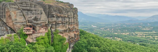 Monastero di pietra nelle montagne Kalabaka Grecia estate giornata nuvolosa nella valle della montagna di Meteora