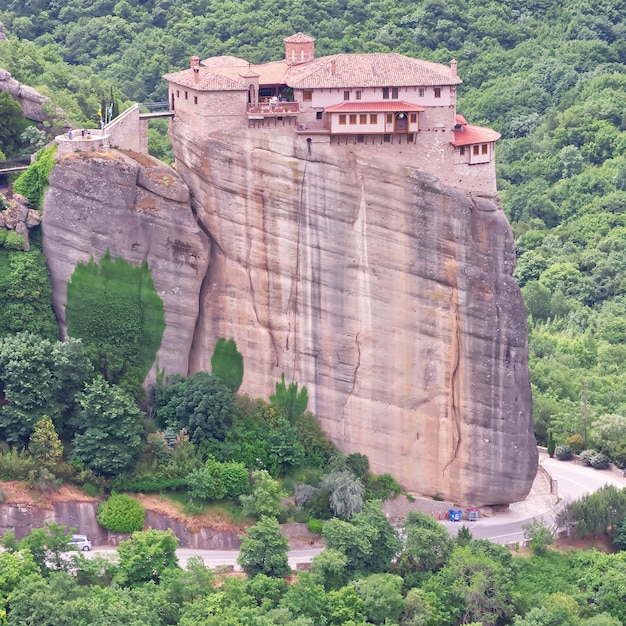 Monastero di pietra nelle montagne Kalabaka Grecia estate giornata nuvolosa nella valle della montagna di Meteora