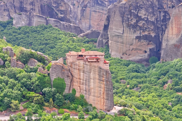 Monastero di pietra nelle montagne Kalabaka Grecia estate giornata nuvolosa nella valle della montagna di Meteora
