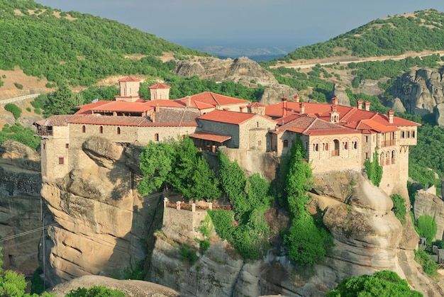 Monastero di pietra nelle montagne Kalabaka Grecia estate giornata nuvolosa nella valle della montagna di Meteora