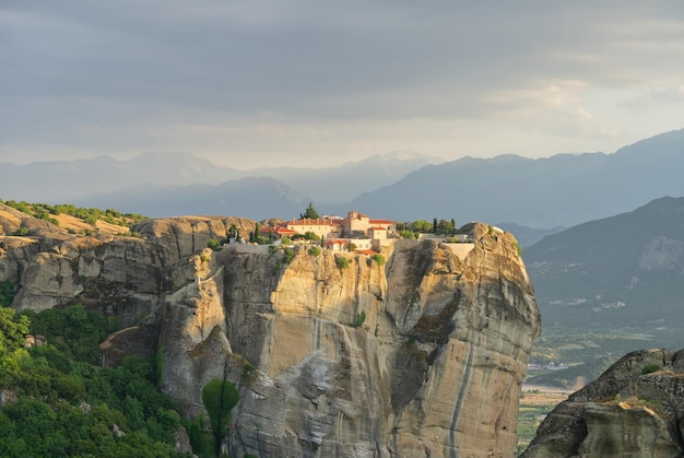 Monastero di pietra nelle montagne Kalabaka Grecia estate giornata nuvolosa nella valle della montagna di Meteora