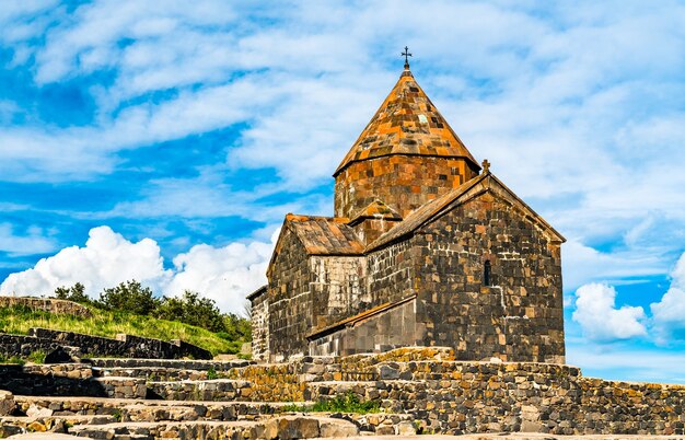 Monastero di Sevanavank sul lago Sevan in Armenia