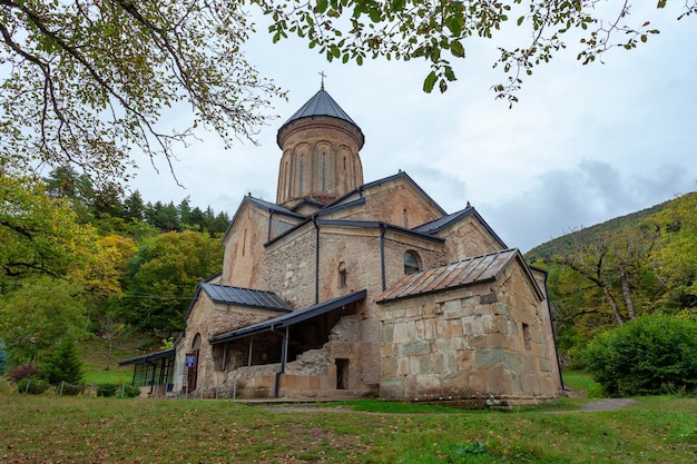 Monastero famoso di Kintsvisi in Shida Kartli, Georgia centrale. Viaggiare