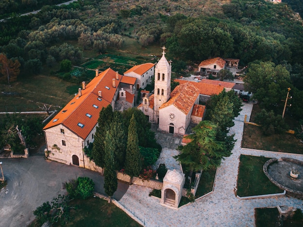 Monastero medievale nelle montagne del Mediterraneo