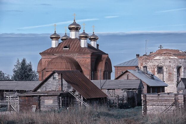 Monastero Murom sul lago Onega, Russia, costruzione di una chiesa, paesaggio in estate