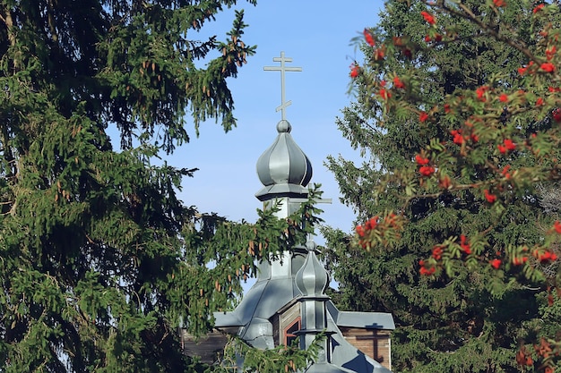 Monastero Murom sul lago Onega, Russia, costruzione di una chiesa, paesaggio in estate