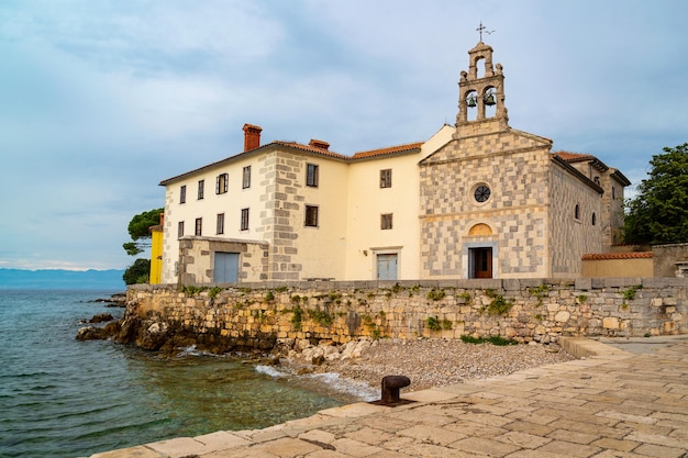 Monastero nel porto di Glavotok Isola di Krk in Croazia