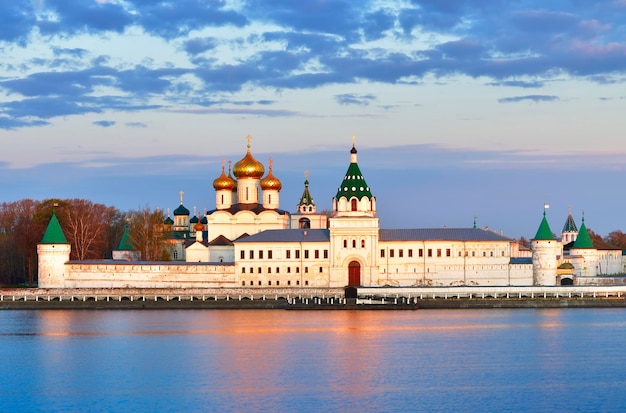 Monastero ortodosso di Ipatievsky all'alba