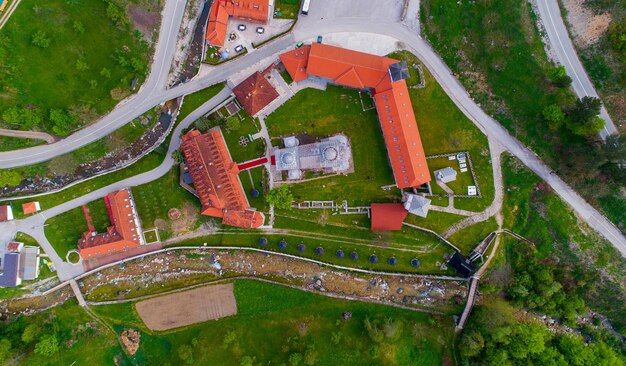 Monastero ortodosso Mileseva nella vista aerea delle montagne. Serbia