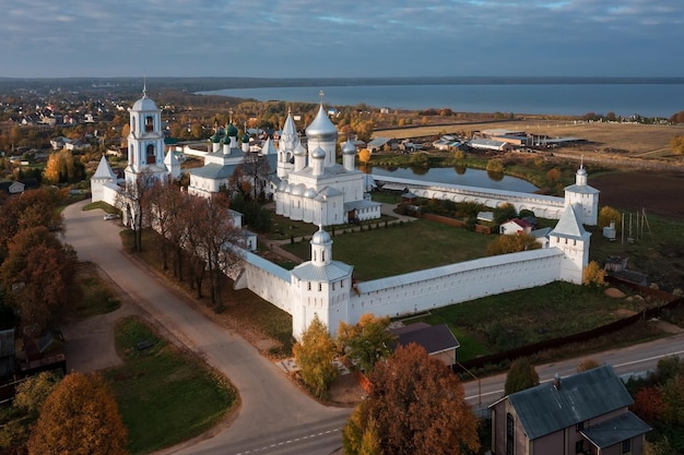 Monastero ortodosso russo dietro le mura bianche in una piccola città vicino al lago PereslavlZalessky Russia