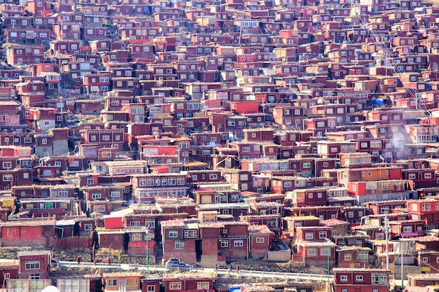 Monastero rosso e casa a Larung gar (Accademia buddista) nel giorno di sole