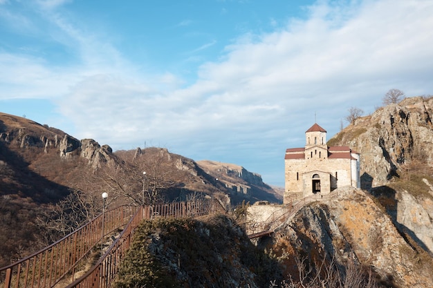Monastero sulla scogliera luogo santo in montagna paesaggio autunnale vecchia chiesa ortodossa