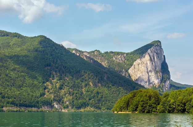 Mondsee estate vista lago con costa rocciosa, Austria.