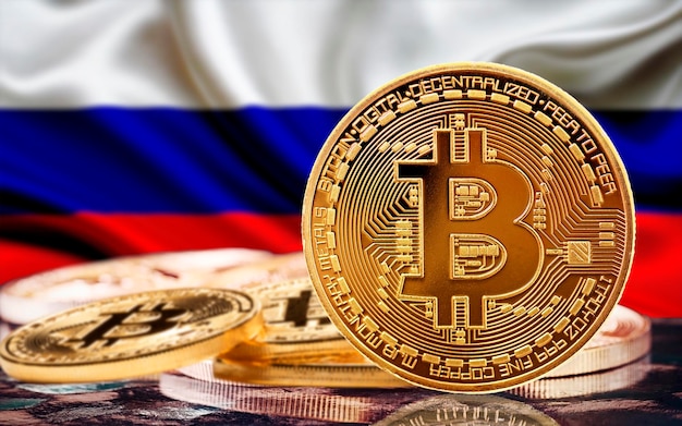 Moneta bitcoin con bandiera russa sullo sfondo diverse monete bitcoin con bandiera russa sullo sfondo concetto di bitcoin e russia