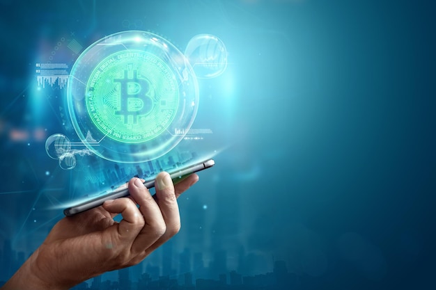 Moneta Bitcoin con dati analitici in una bolla di sapone su smartphone uomo d'affari, denaro elettronico. Concetto di trasferimento blockchain, crisi, criptovaluta, crittografia dei dati. Tecnica mista