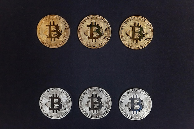 Moneta bitcoin d'argento e d'oro di criptovaluta su sfondo nero Denaro virtuale elettronico per il web banking e il pagamento di rete internazionale Simbolo della valuta virtuale criptata Concetto di mining