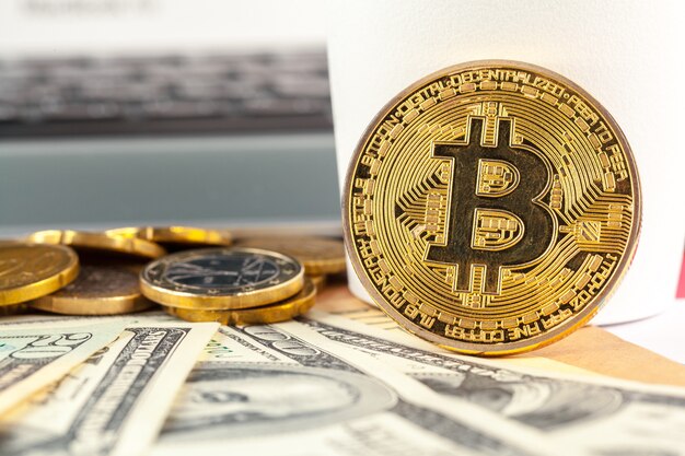 Moneta bitcoin dorata e dollari americani