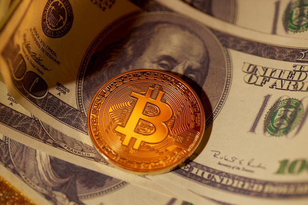 Moneta bitcoin dorata su dollari americani da vicino valuta cripto elettronica