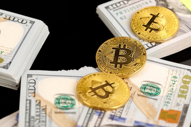Moneta bitcoin dorata su dollari americani da vicino valuta cripto elettronica