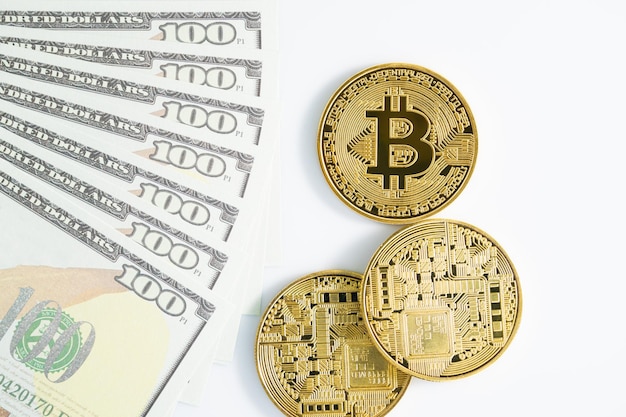 Moneta Bitcoin e banconote americane da cento dollari