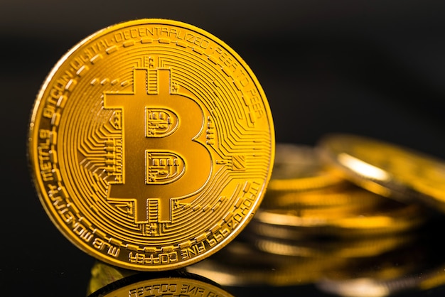 Moneta Bitcoin in metallo dorato. Concetto di criptovaluta bitcoin