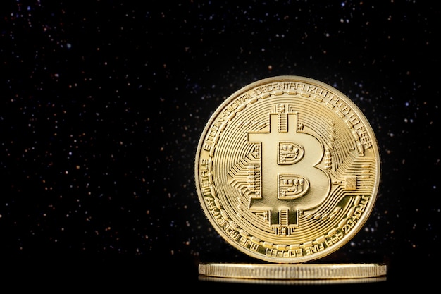 Moneta Bitcoin sulla superficie nera