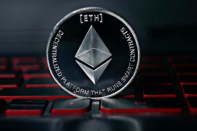 Moneta crittografica Ethereum sullo sfondo della tastiera del laptop