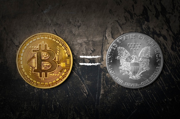 Moneta d'oro Bitcoin e dollaro d'argento con un segno è uguale. Sfondo scuro