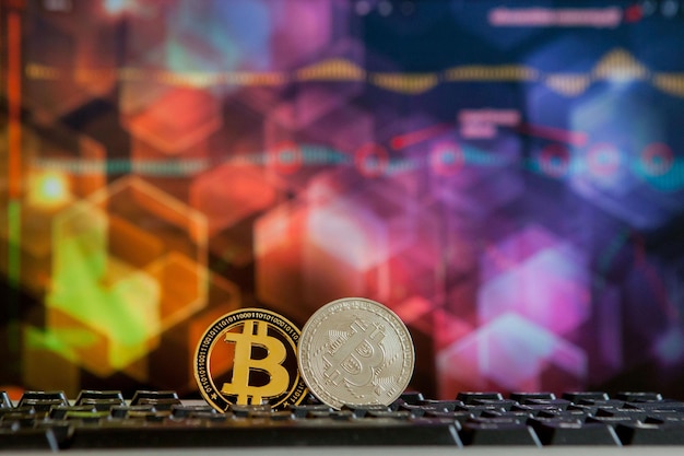 Moneta d'oro Bitcoin e sfondo grafico sfocato Concetto di criptovaluta virtuale Bitcoin sul concetto di criptovaluta del grafico a ladder Valuta Bitcoin con concetto di blockchain