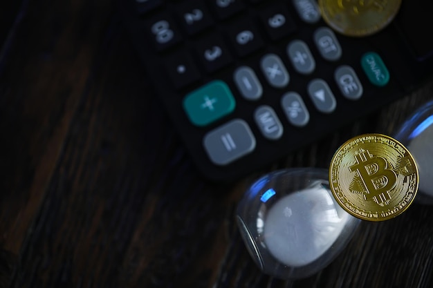 Moneta d'oro Bitcoin e sfondo grafico sfocato Concetto di criptovaluta virtuale