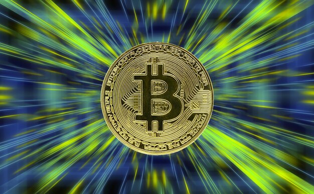 Moneta d'oro Bitcoin e sfondo sfocato, concetto di criptovaluta virtuale.