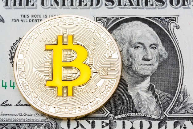 moneta d&#39;oro bitcoin su di noi dollari da vicino